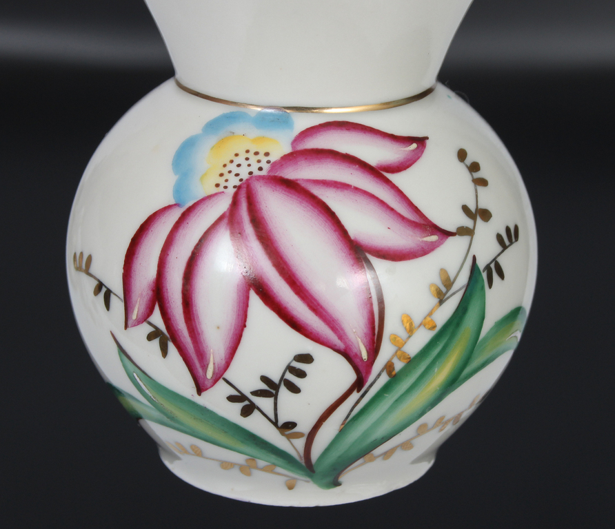 Porcelāna vāzīte  ar ziedu gleznojumu