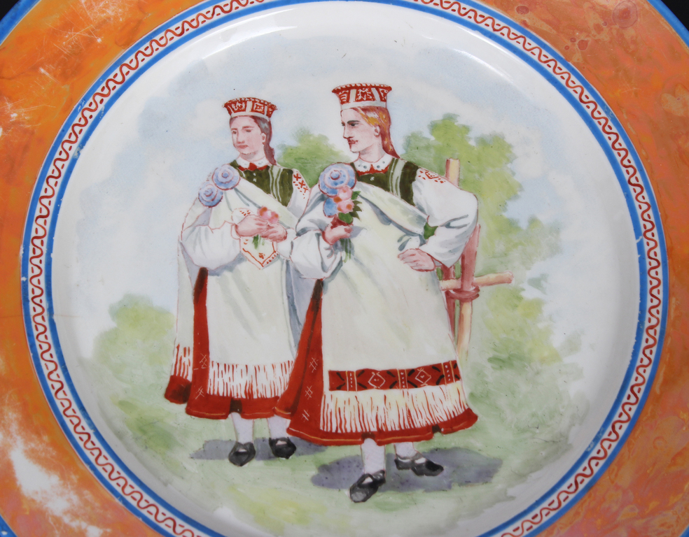 Porcelāna šķīvis ar gleznojumu ''Tautumeitas''