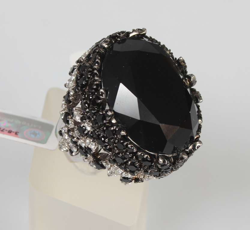 197-017722-1, Gold ring with obsidian and diamonds, black spinels