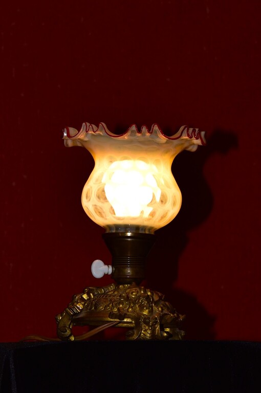 Bronzas lampa ar burvīgu stikla kupolu