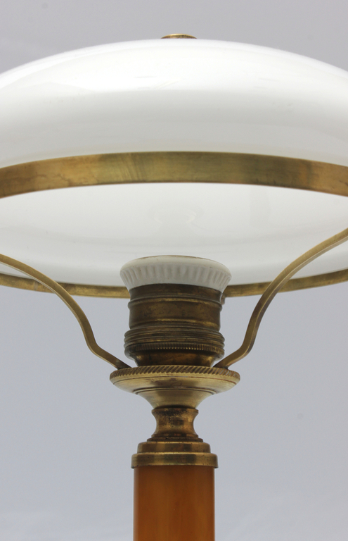 Zeltītas brozas lampa ar presēto dzintaru