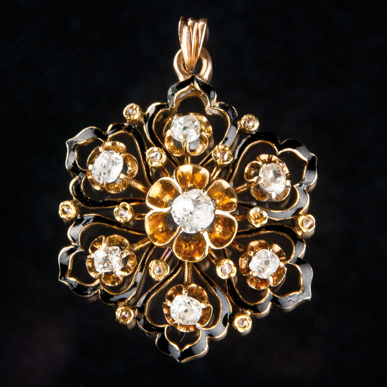 Golden pendant with diamonds