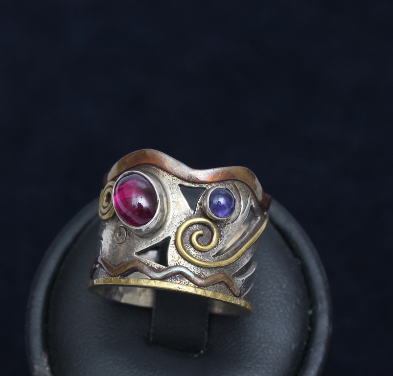 Серебряное кольцо с двумя цветными камнями
