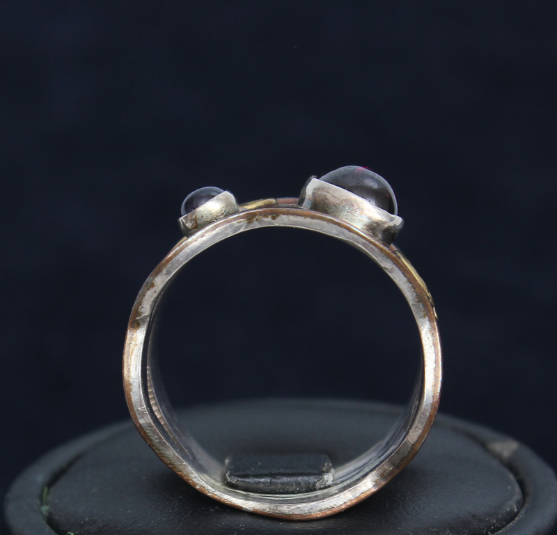 Серебряное кольцо с двумя цветными камнями