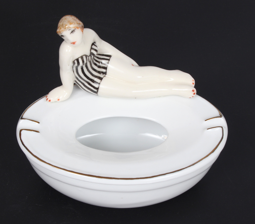 Porcelain ashtray 