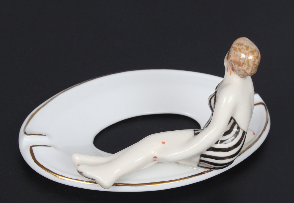 Porcelain ashtray 