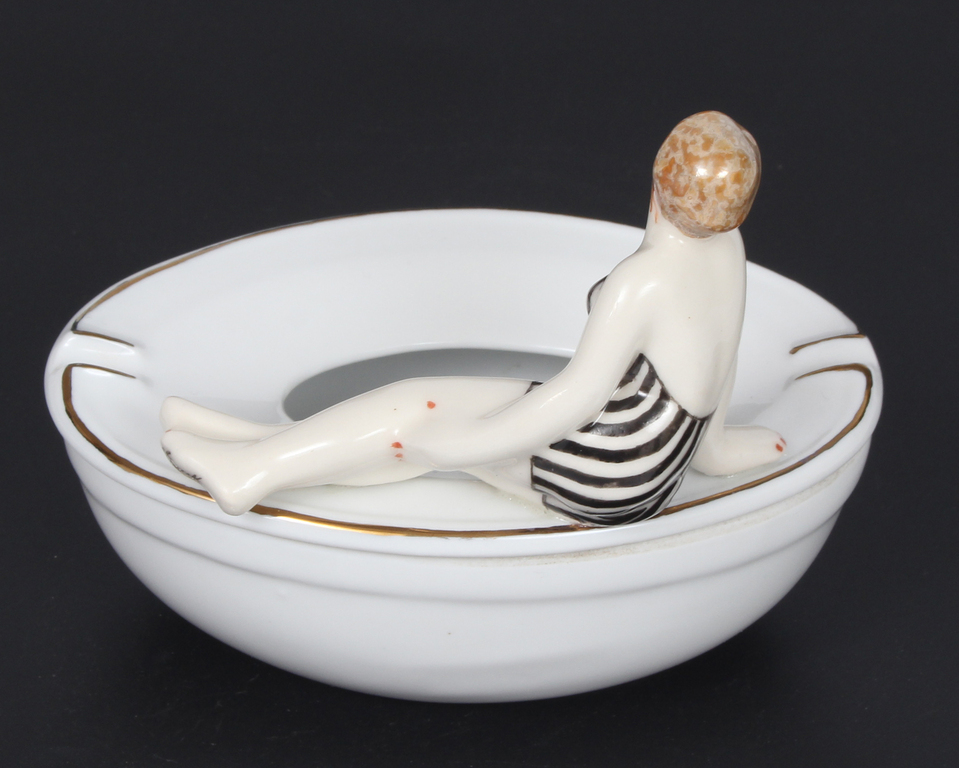 Porcelain ashtray 