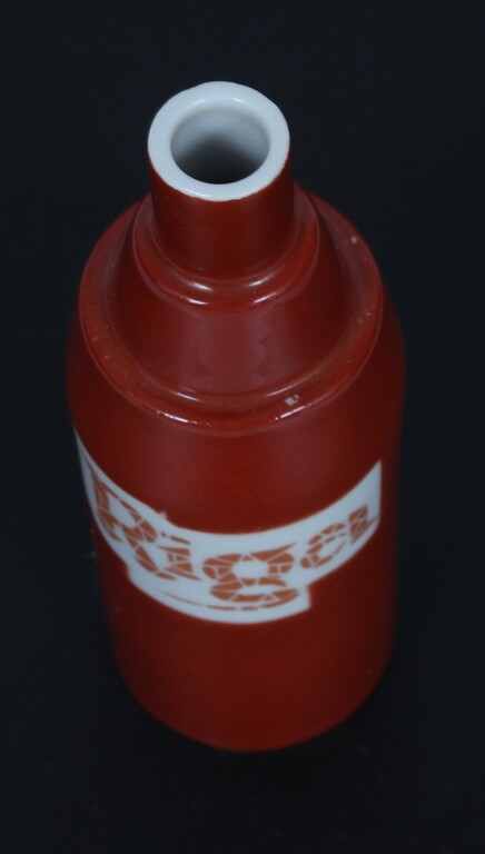 Нарисованная фарфоровая бутылочка 