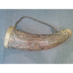 Luxurious gunpowder horn, leather/wood.