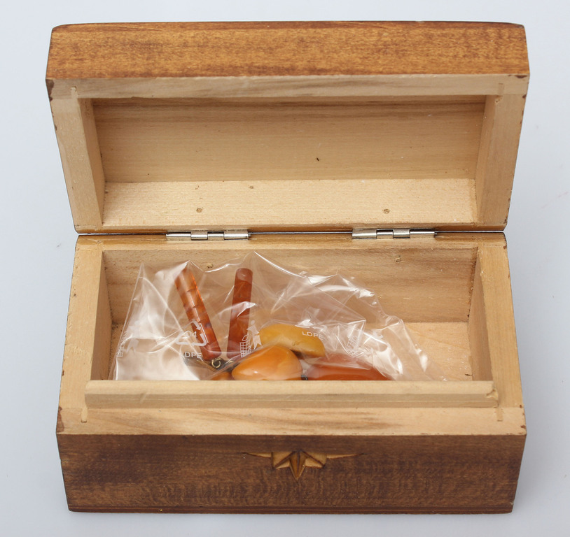 3 изделия из янтаря в комплекте с резным сундуком
