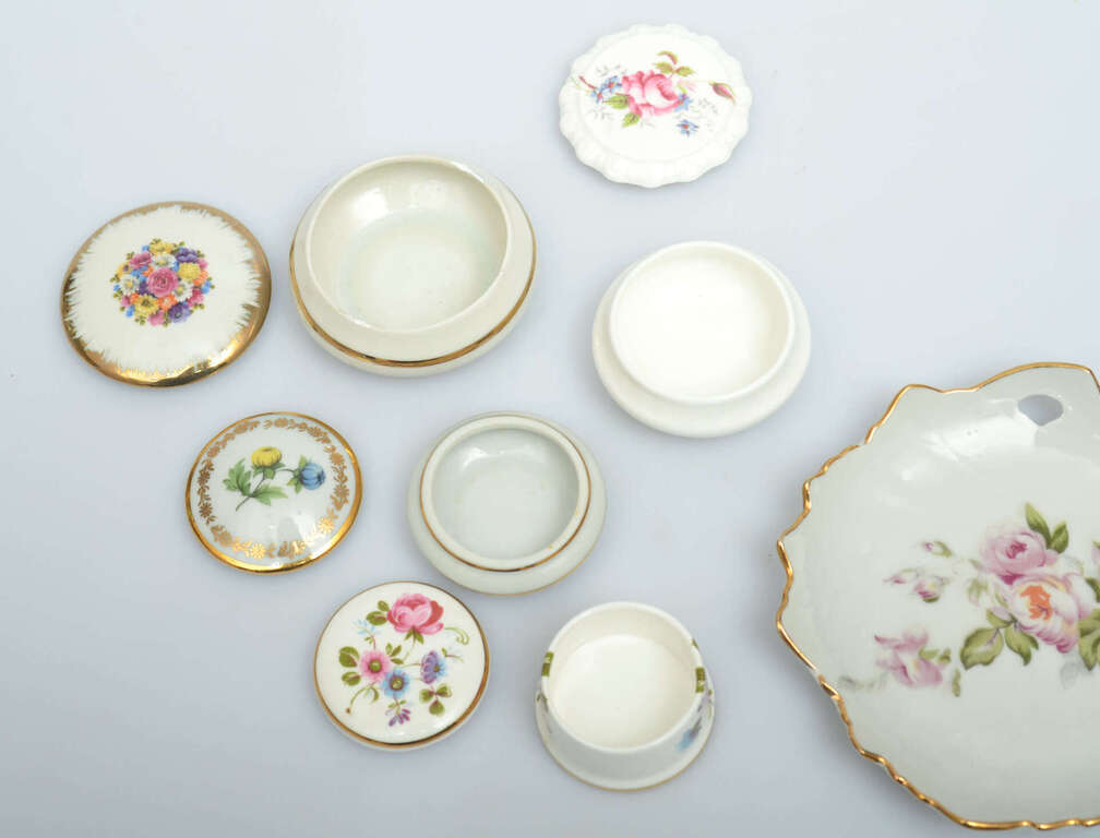 Cherra porcelain caskets with lids and discs with floral motifs