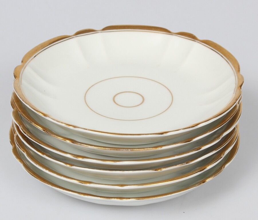 Porcelain plates (6 pcs.)