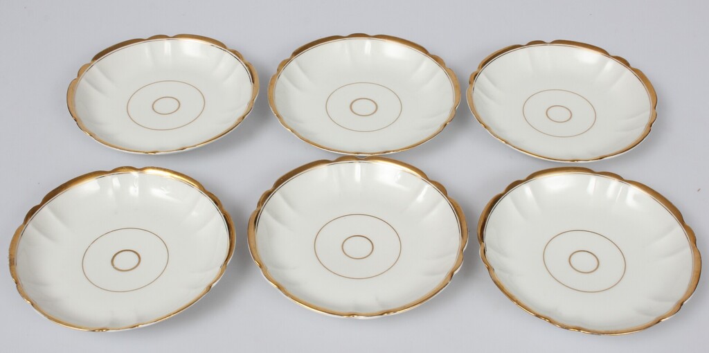 Porcelain plates (6 pcs.)