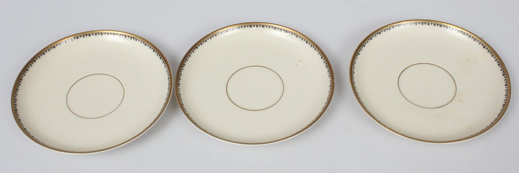 Porcelain plates (3 pcs.)