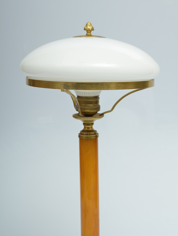 Bronzas lampa ar presēto dzintaru