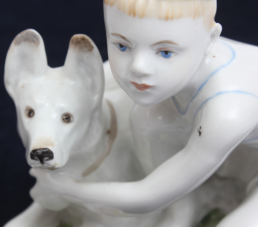 Porcelāna figūra ''Puika ar suni''