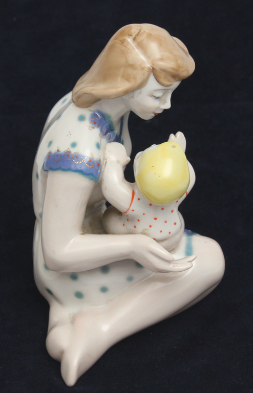 Porcelāna figūra ''Māte ar bērnu'