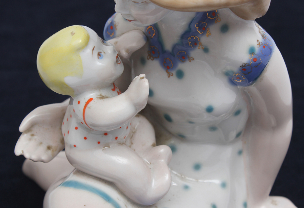 Porcelāna figūra ''Māte ar bērnu'