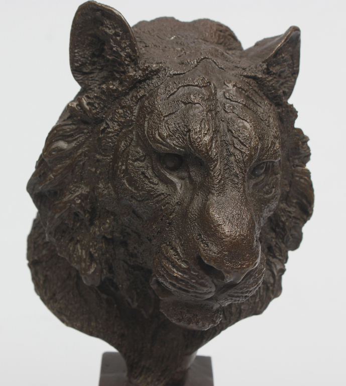 Бронзовая скульптура на мраморном постаменте «Голова тигра».