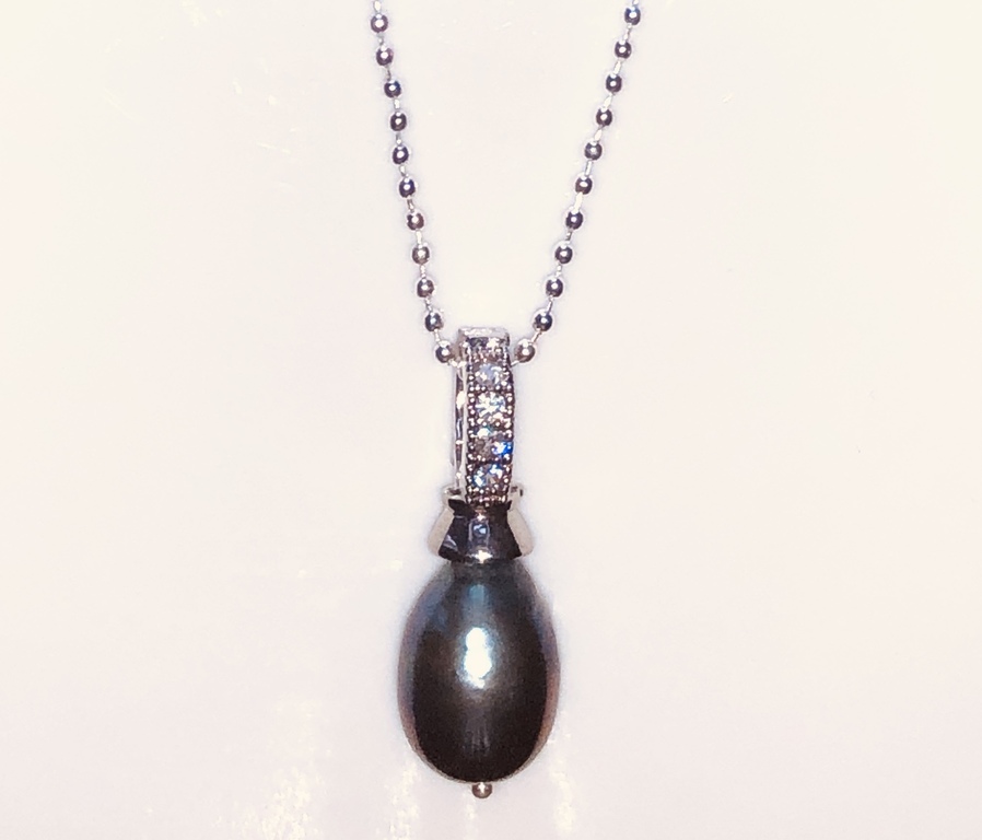 Dead Tahitian Pearl pendant in a silver chain, 925 proof.