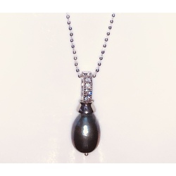 Dead Tahitian Pearl pendant in a silver chain, 925 proof.