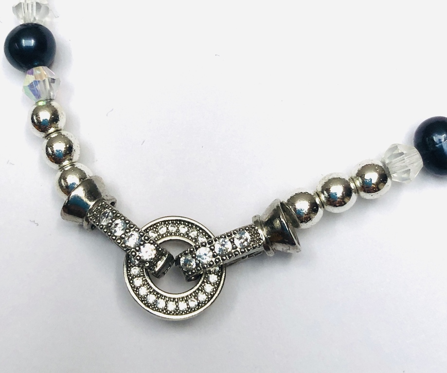Zilo Saldūdens Pērļu kaklarota ar kristāla un metāla elementiem. 