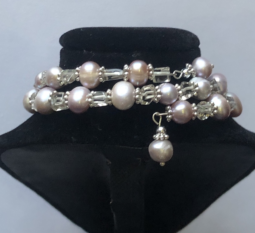 Pink freshwater pearl bracelet with glass elements.