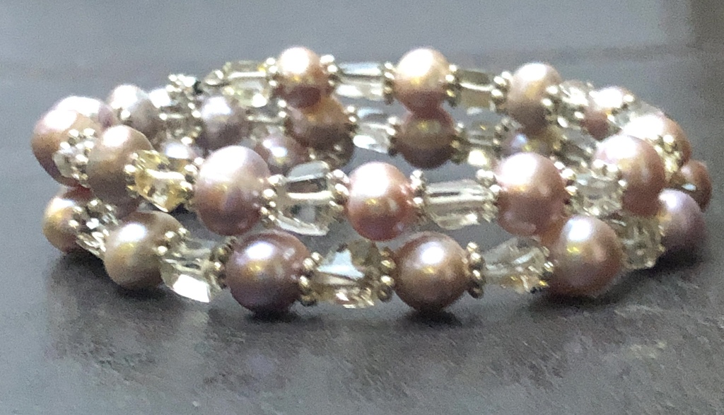 Pink freshwater pearl bracelet with glass elements.