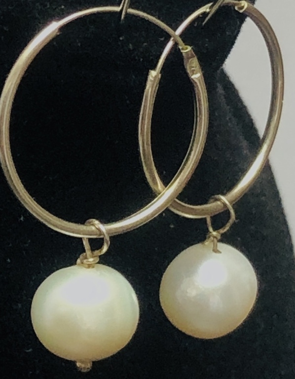 Silver earrings with white freshwater pearl