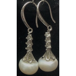 Silver earrings with white freshwater pearl.