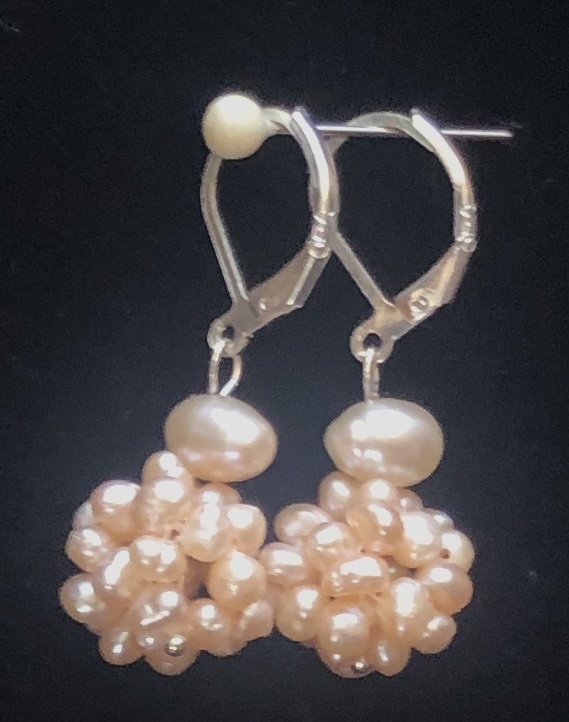 Silver earrings with wild pearls and a pendant in a silver chain.