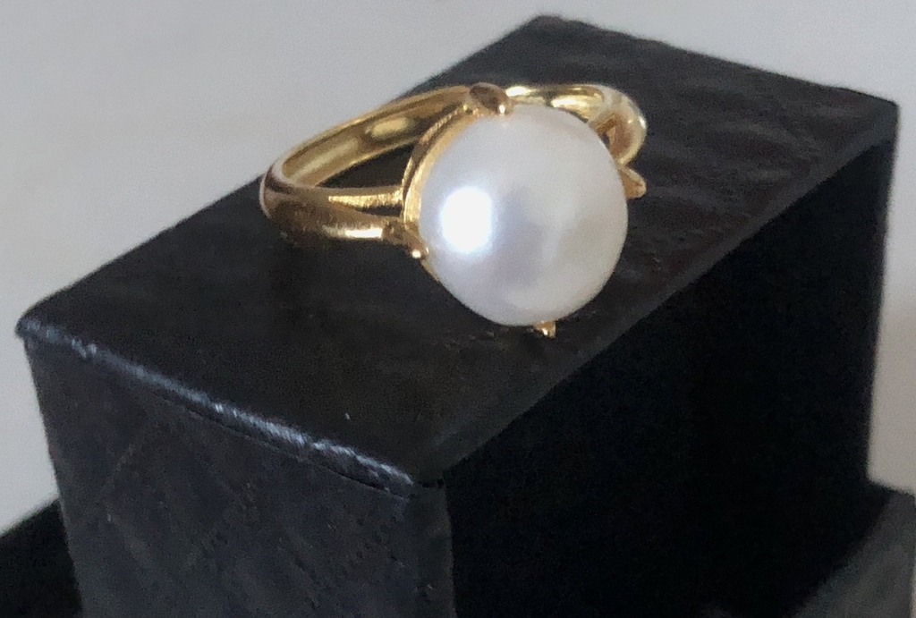 Sudraba gredzens ar Edison pērli. Pērles izmērs 12mm. Izmērs regulējams 