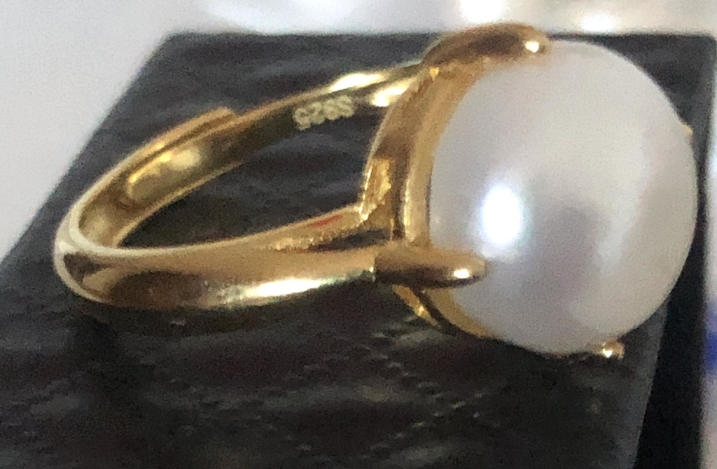 Sudraba gredzens ar Edison pērli. Pērles izmērs 12mm. Izmērs regulējams 