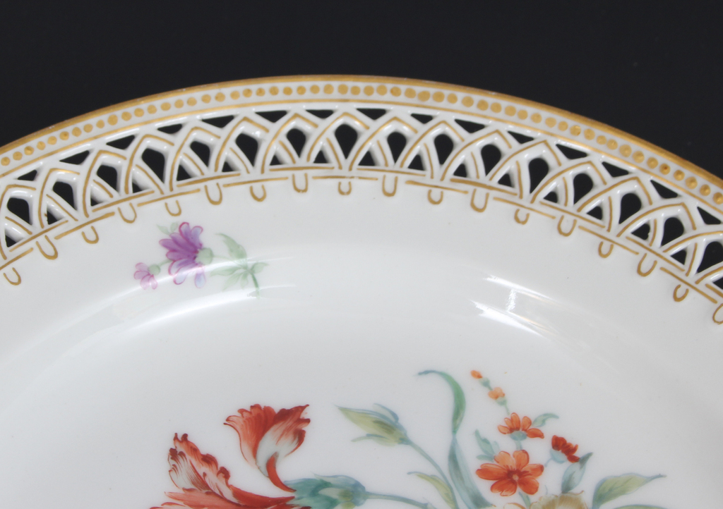 Porcelain plate with floral motif and ornate outer edge