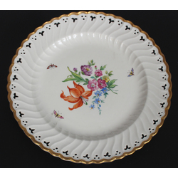 Porcelain plate with floral motif 
