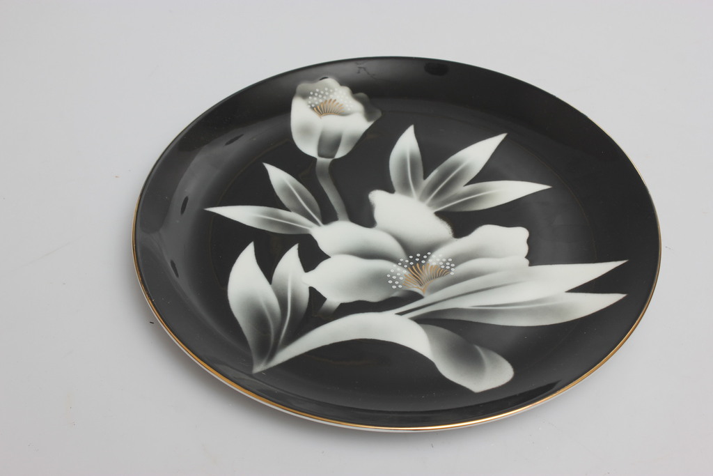 Porcelāna šķīvis ar ziedu dekoru
