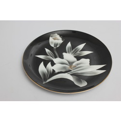 Porcelāna šķīvis ar ziedu dekoru