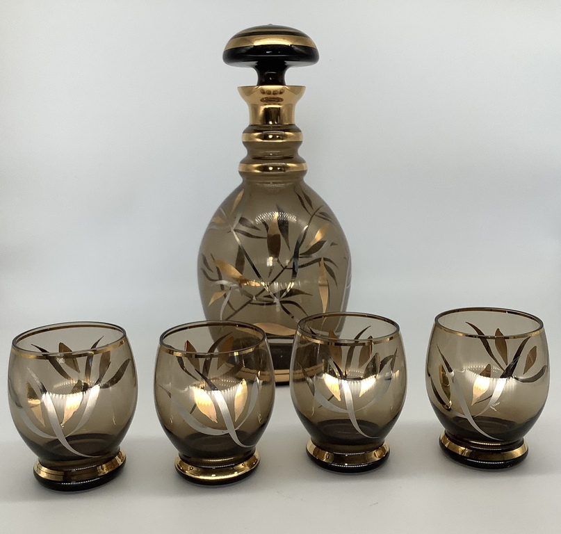Decanter with 4 glasses. Art Deco. Hand painted in gold and silver. Original stopper.