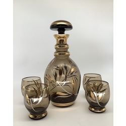 Decanter with 4 glasses. Art Deco. Hand painted in gold and silver. Original stopper.
