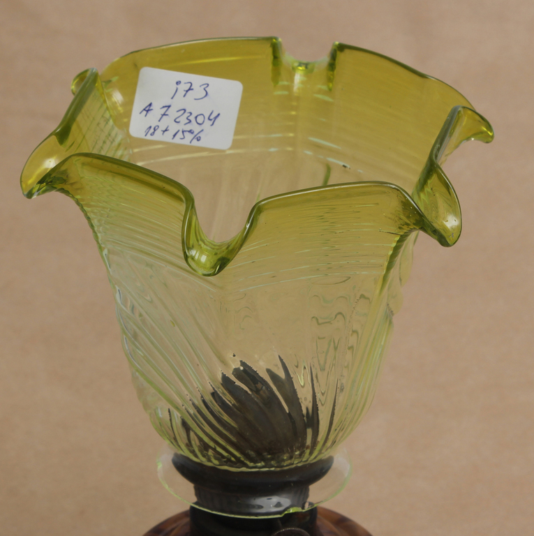 Керосиновая лампа (небольшой дефект в верхней части стекла)