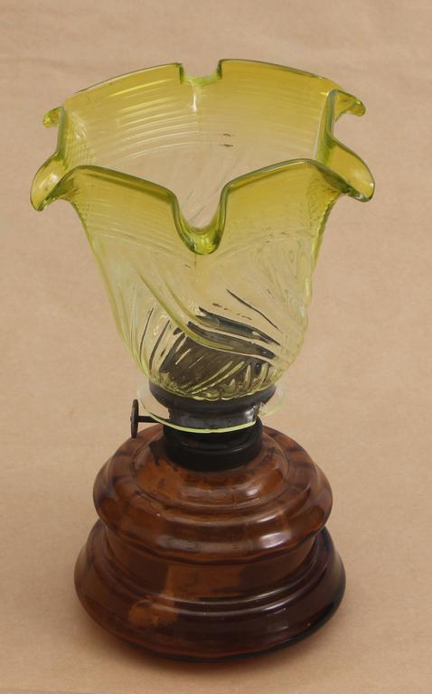 Керосиновая лампа (небольшой дефект в верхней части стекла)