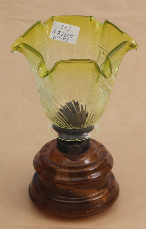 Petrolejas lampa (augšējai stikla daļai neliels defekts)