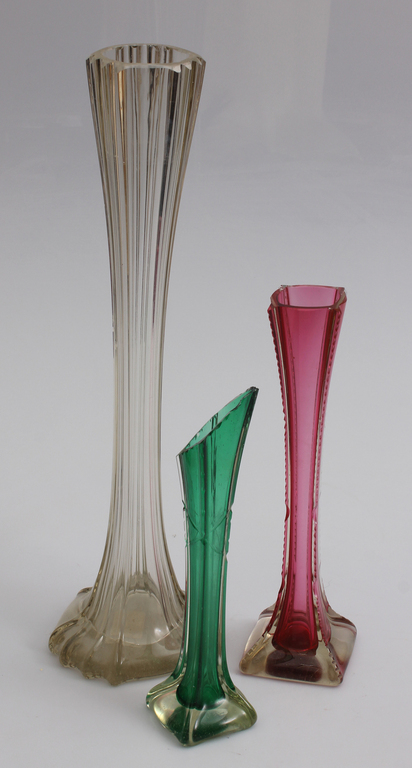 Три вазы из цветного стекла