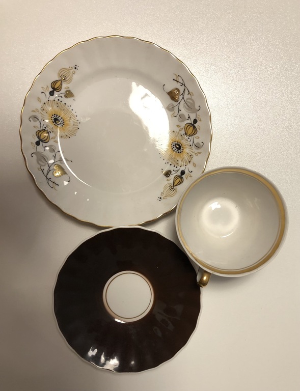 Пять тонкостенных фарфоровых тройочек (дополнительное блюдце и тарелка) из кофейного сервиза 