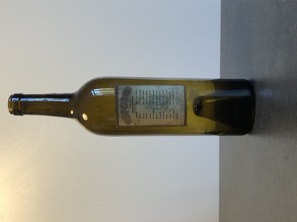 Vīna pudele ar etiķeti