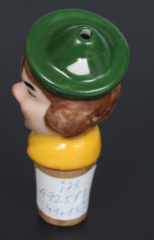 Porcelāna korķis ''Sieviete ar zaļu cepuri un dzeltenu jaku'