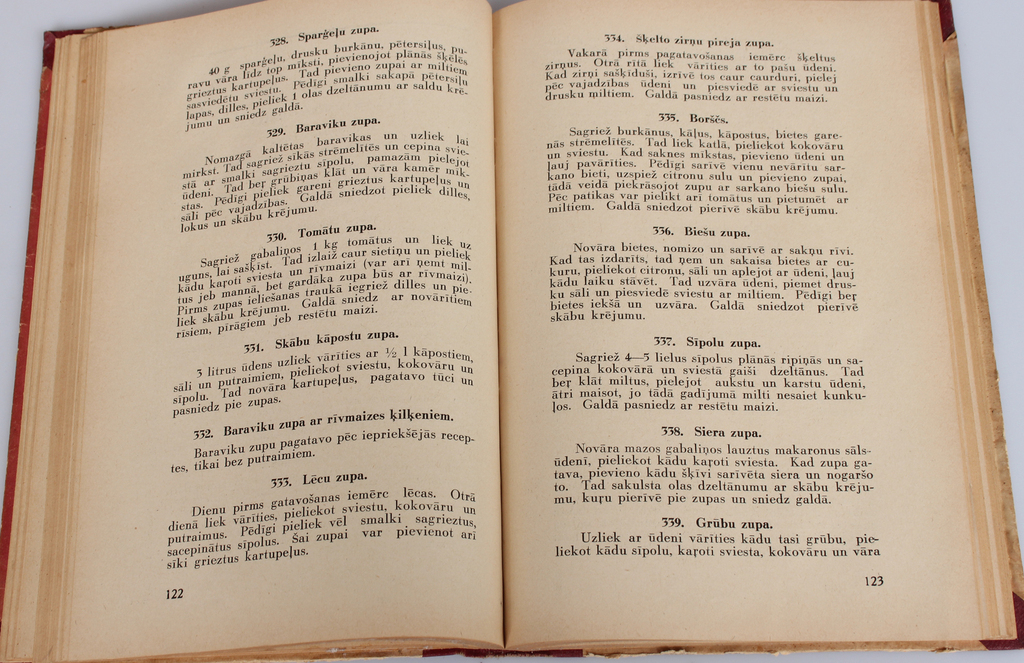 Две книги ''Pavāru gramata'' un ''Praktiskā pavāru grāmata''