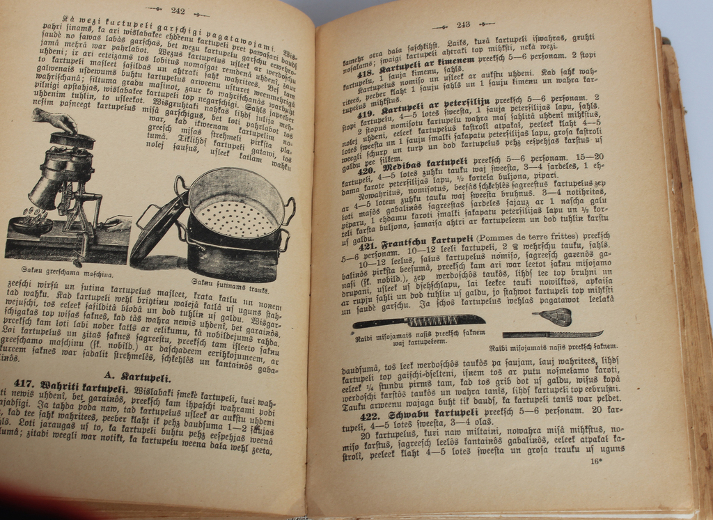 Divas grāmatas ''Pavāru gramata'' un ''Praktiskā pavāru grāmata''