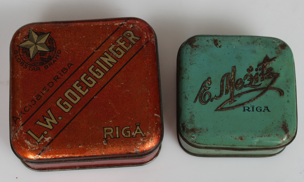 Два металлическиe каробки «Э.Межифс» и «Л.В.Гегингер».