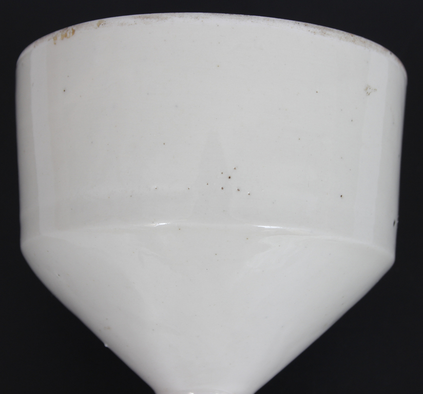 Porcelain strainer